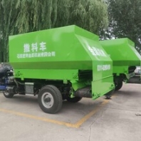 牛羊用青贮撒料车牧场撒料车厂家河北金源