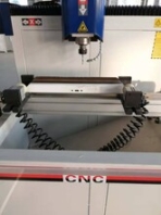 铝型材专用铣孔数控雕铣机/万能铣孔机多少钱一台