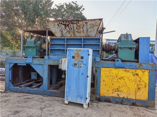 16万元转让1600型二手撕碎机90千瓦电机刀片直径600厚度100