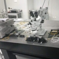 精密阻尼隔振光学平台，武汉华创微振机电设备有限公司制造。