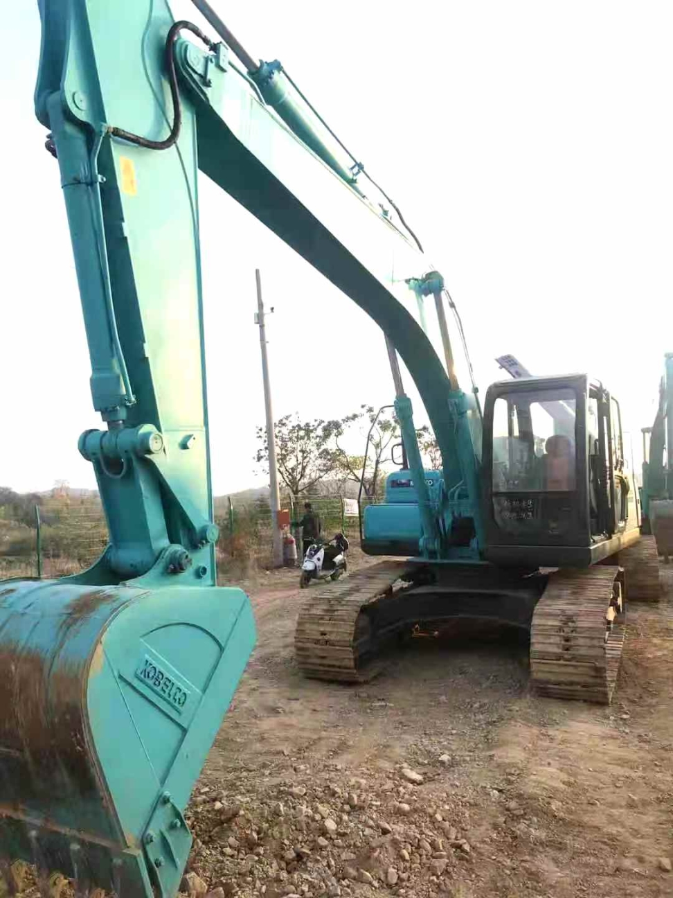 低价处理神钢200-8原版车漆传统动力精品二手挖掘机