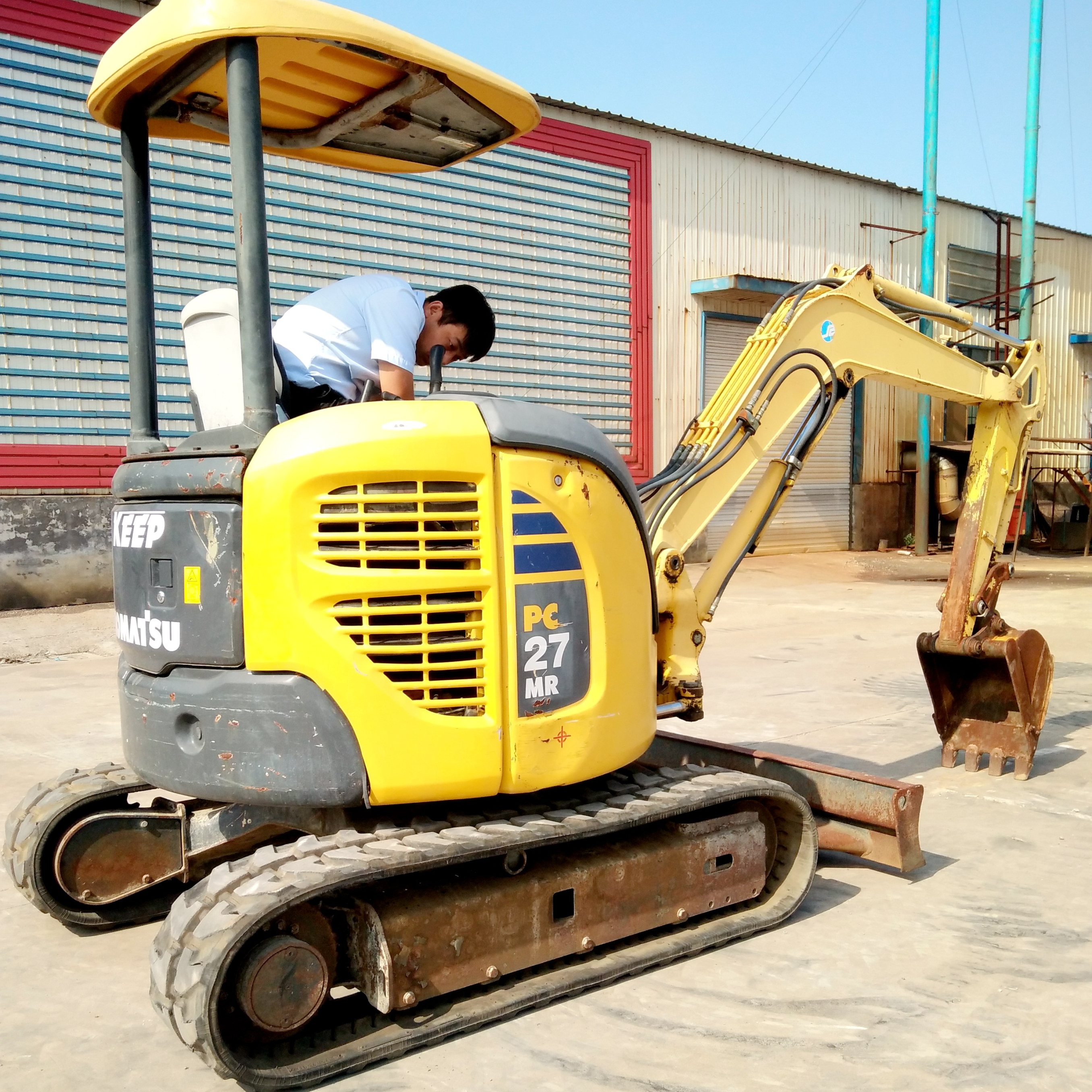 二手挖掘机交易市场，小松27原装进口二手小型挖掘机