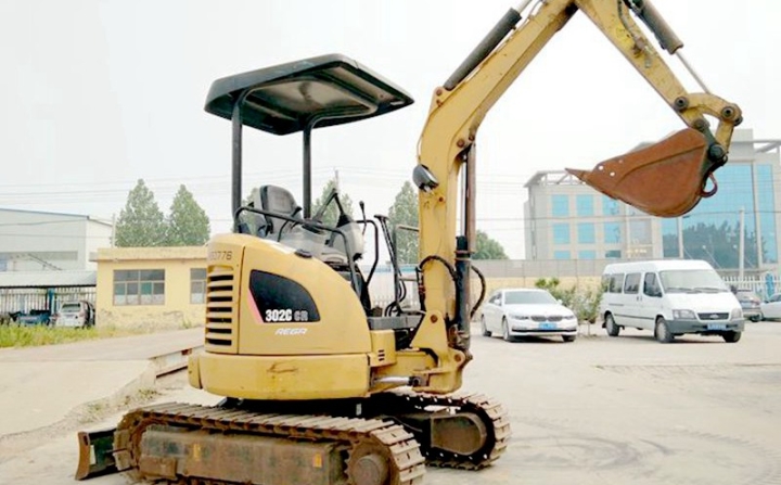 卡特302二手挖掘机，原装进口小型挖掘机超低价出售