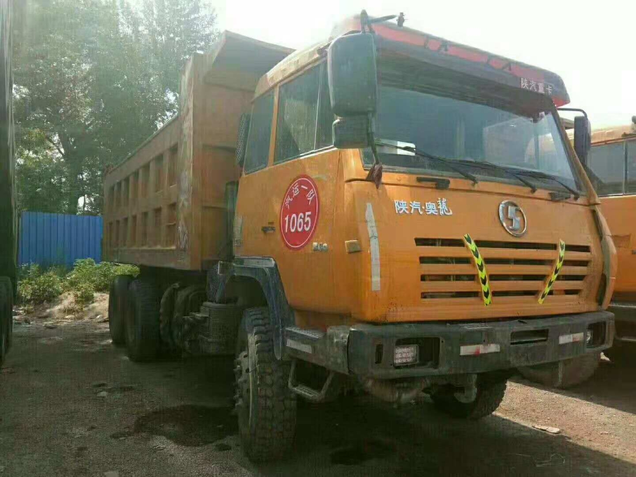 停车场现有大批拉土方后八轮自卸车急售原车原版