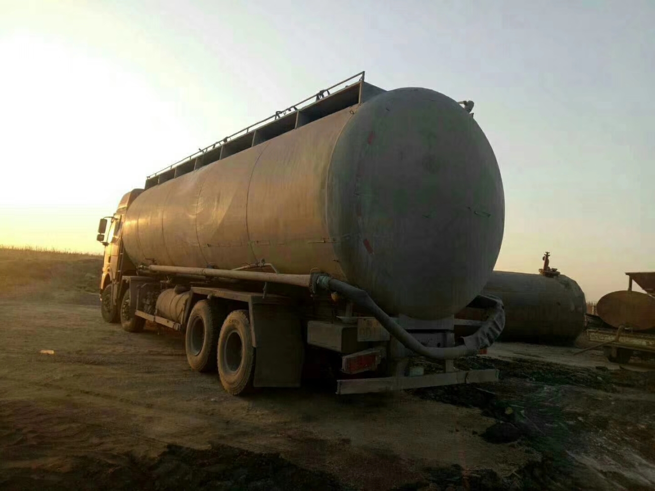 湛江遂溪二手重汽豪沃A7双驱半挂车二拖三平板高低板货车