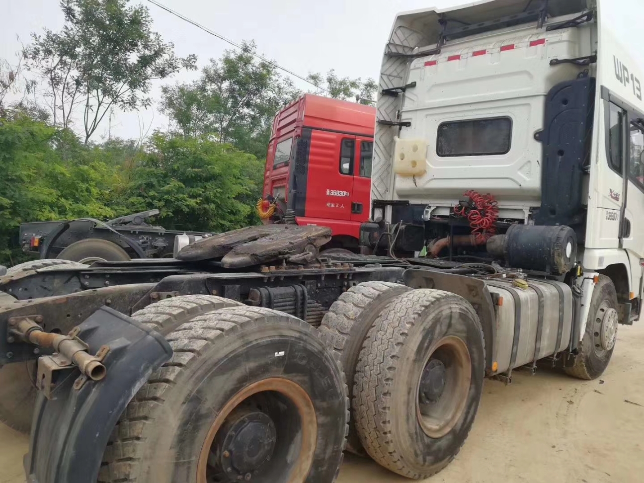 汕头潮阳区欧曼重卡拖头车双拖挂板拖挂车